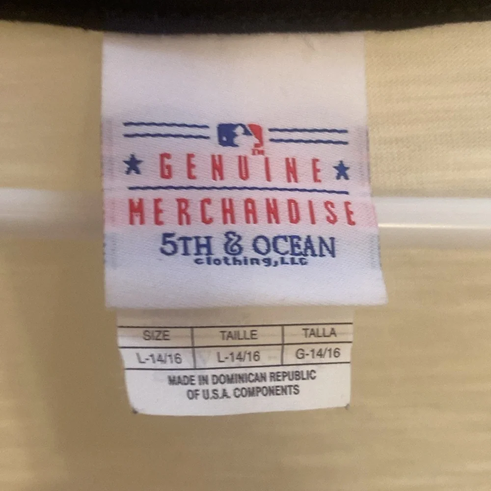 NWOT V-neck Res Sox cream tee
